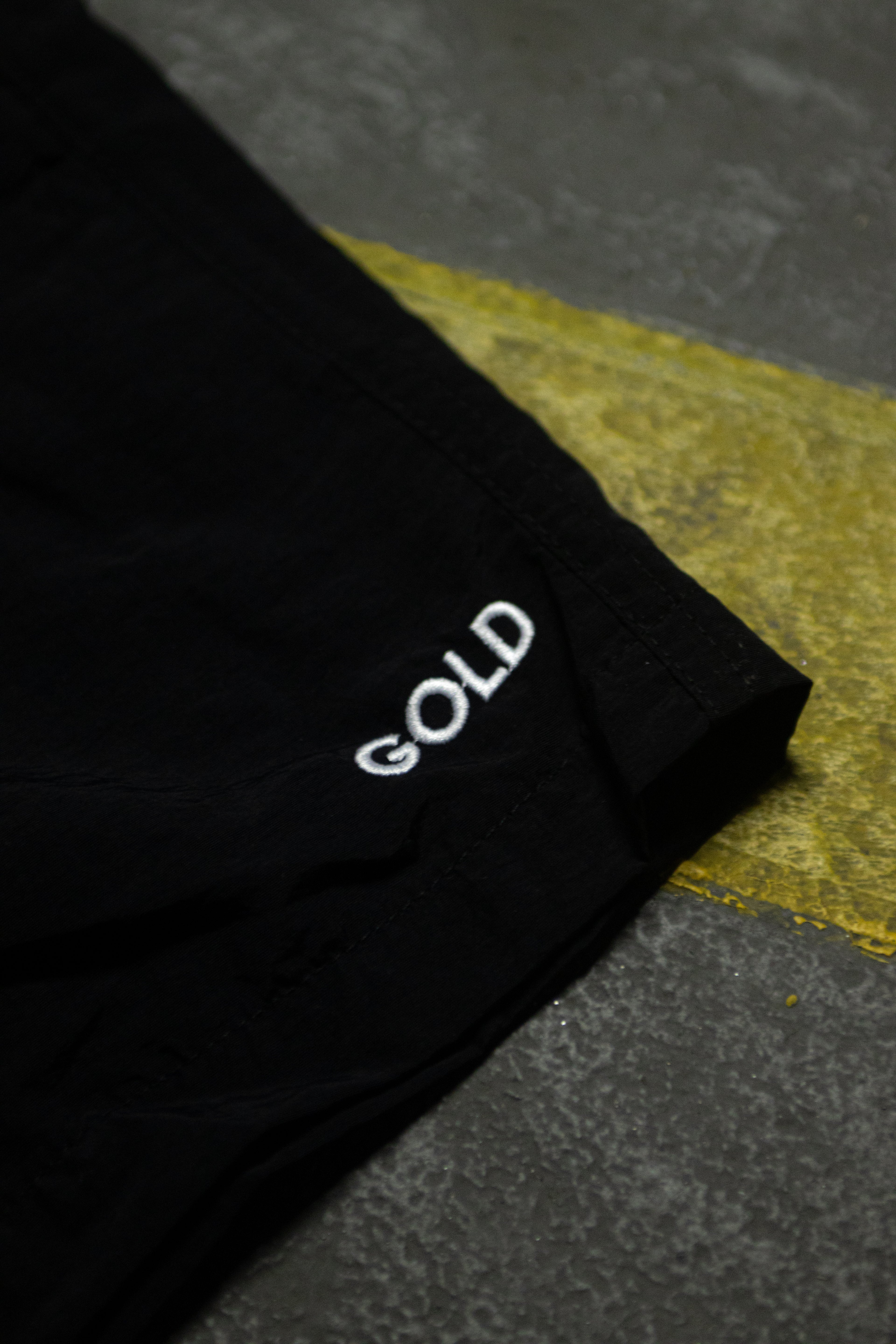 SHORTS GOLD BASIC BLACK