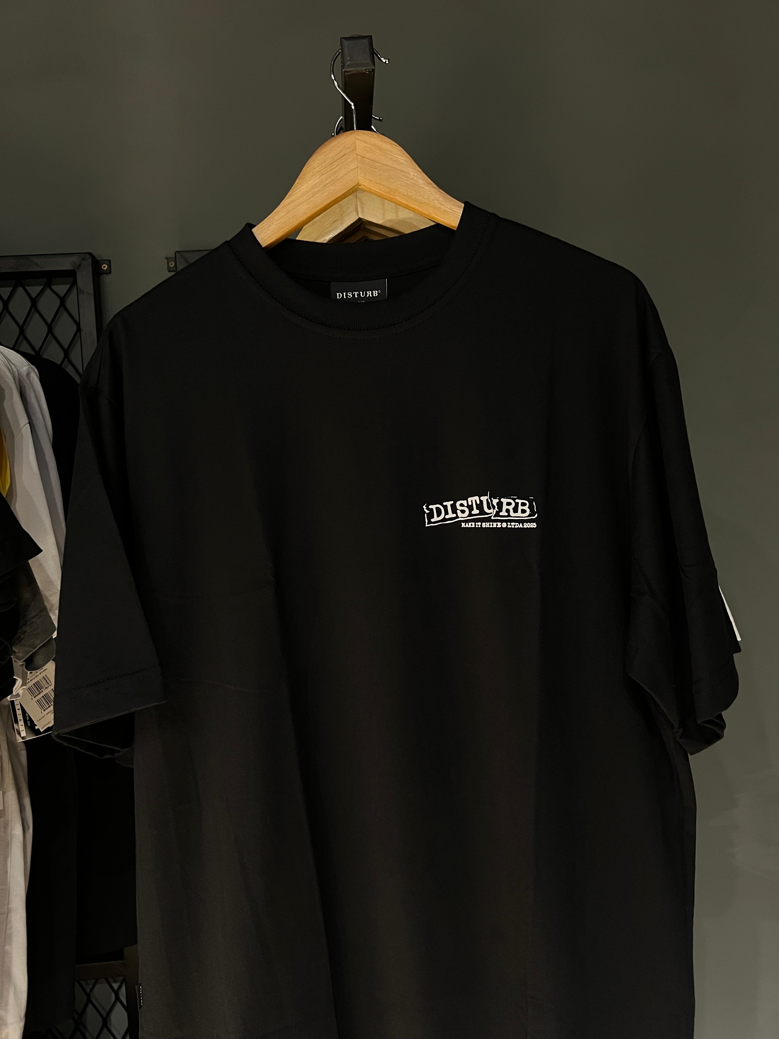 CAMISA DISTURB SHINY BLACK