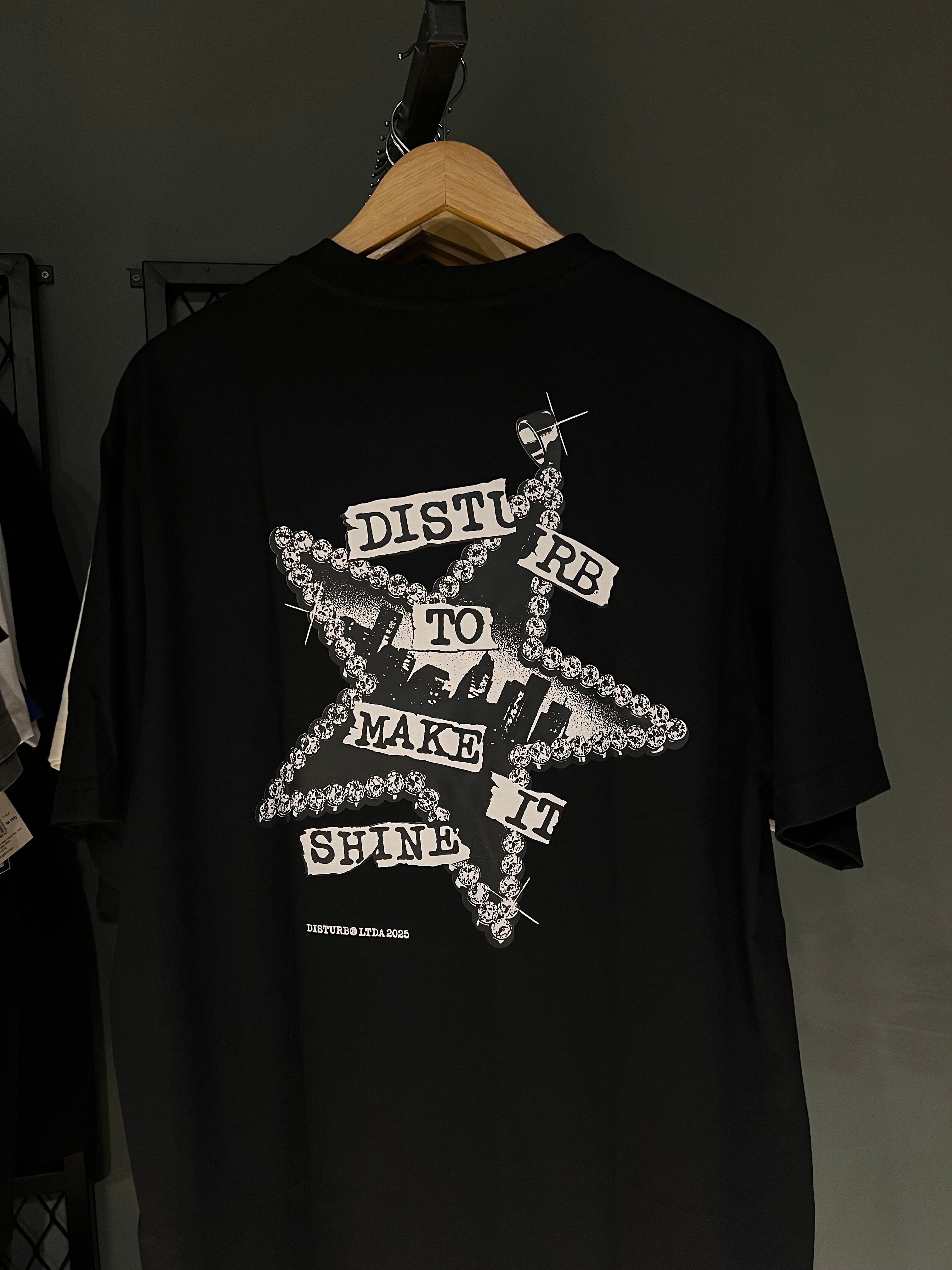 CAMISA DISTURB SHINY BLACK