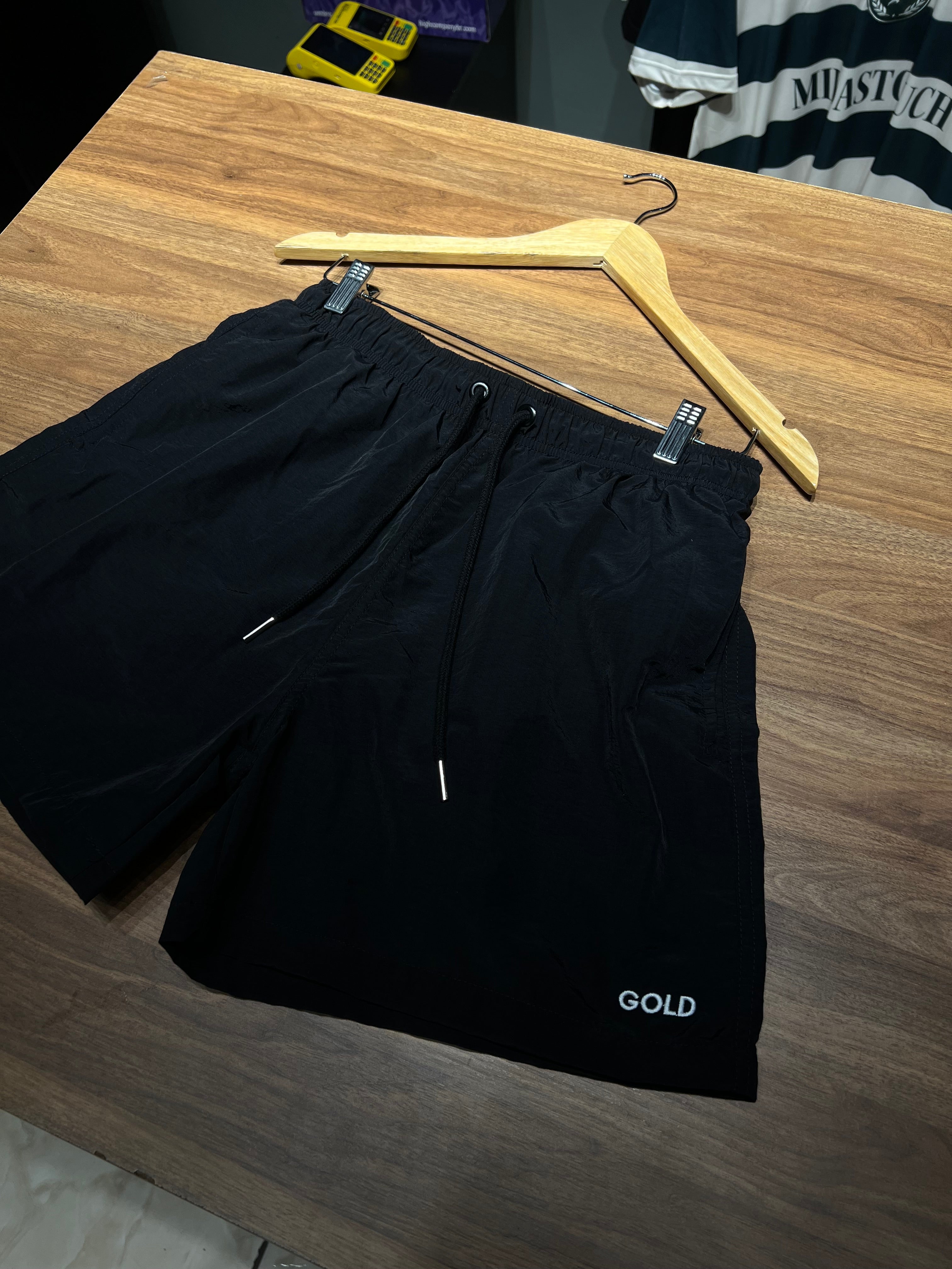 SHORTS GOLD BASIC BLACK