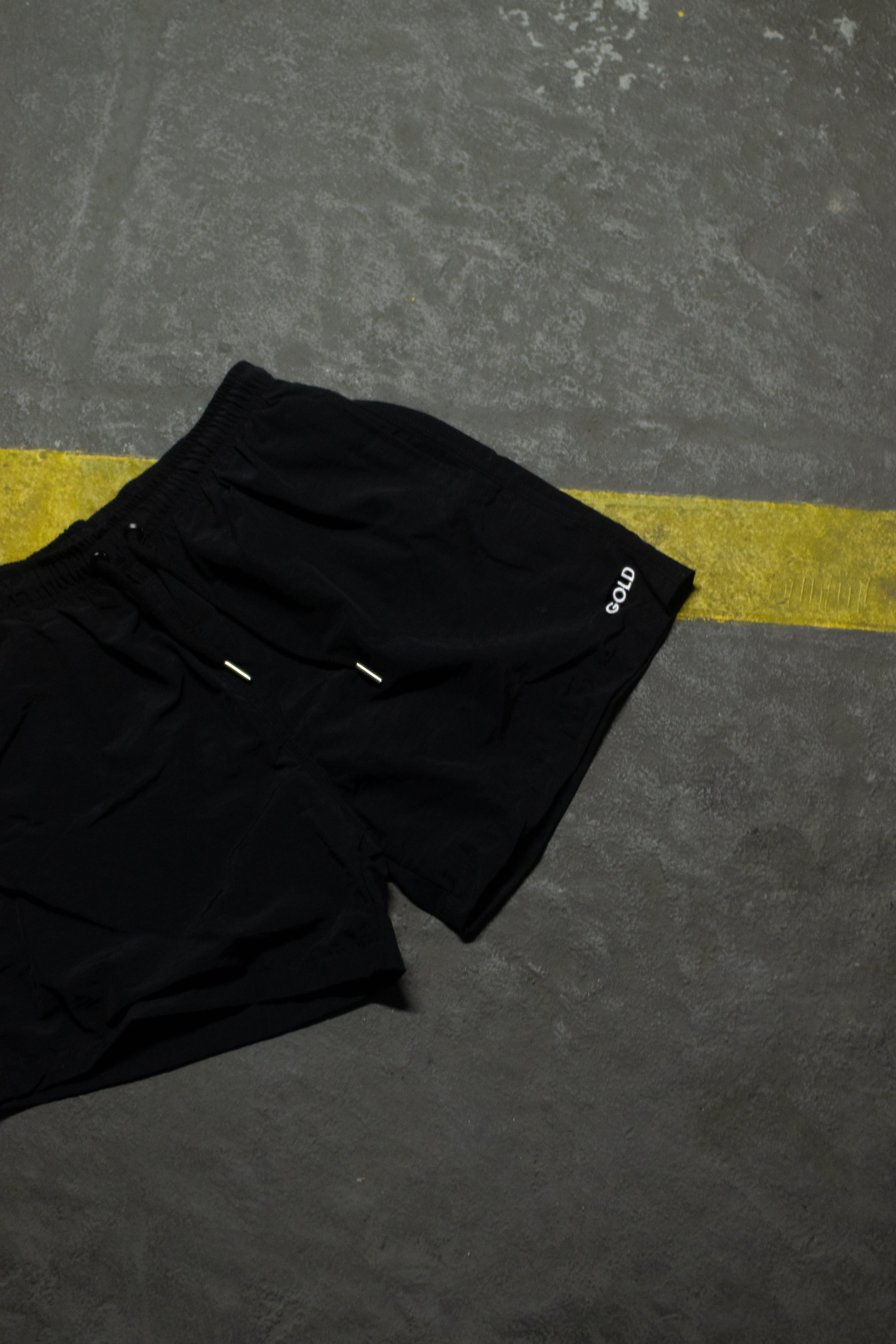 SHORTS GOLD BASIC BLACK