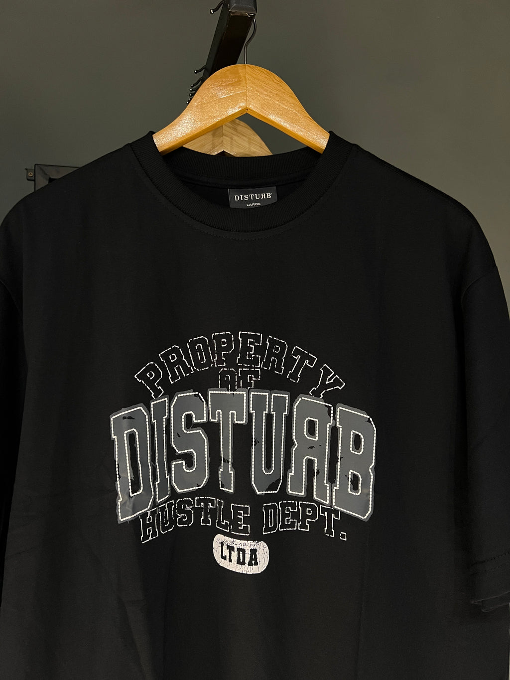 CAMISA DISTURB HUSTLE BLACK