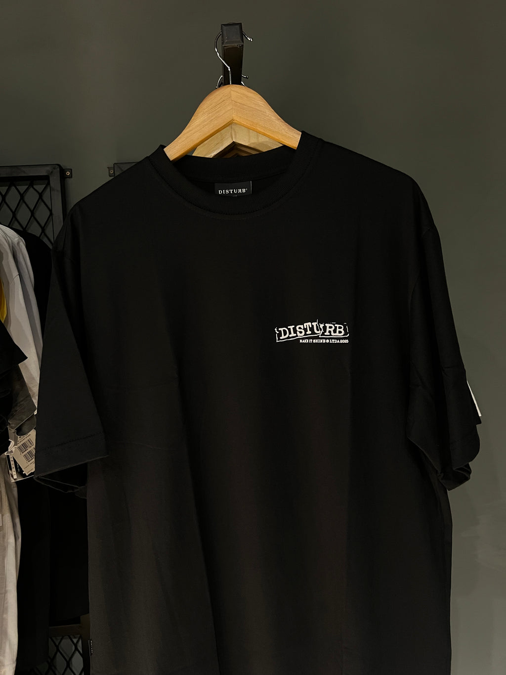 CAMISA DISTURB SHINY BLACK