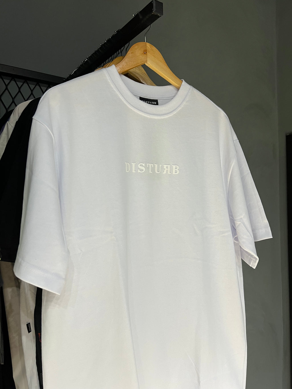 CAMISA DISTURB LOGO WHITE