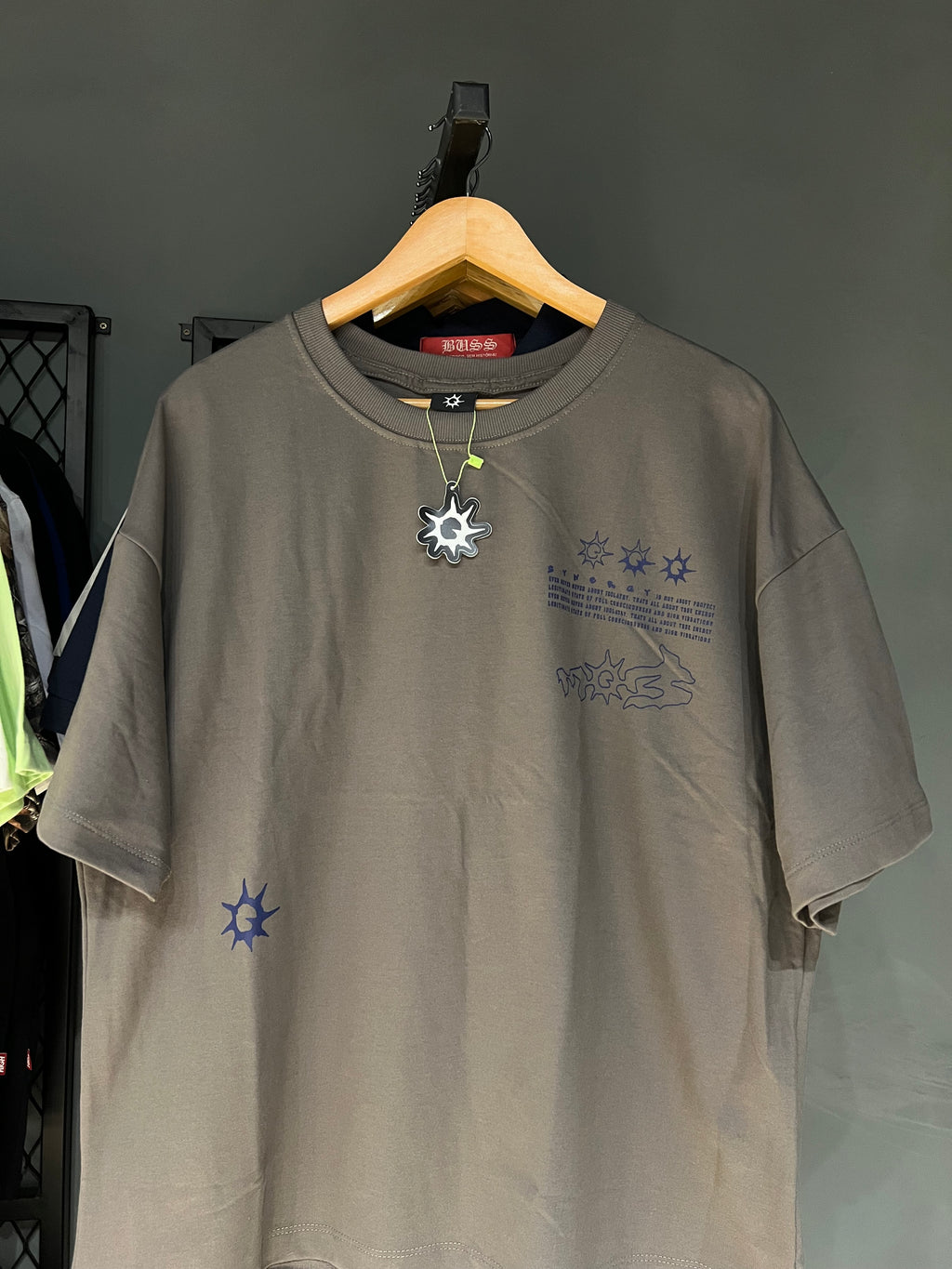CAMISA MOB FLEUR BOXY CINZA
