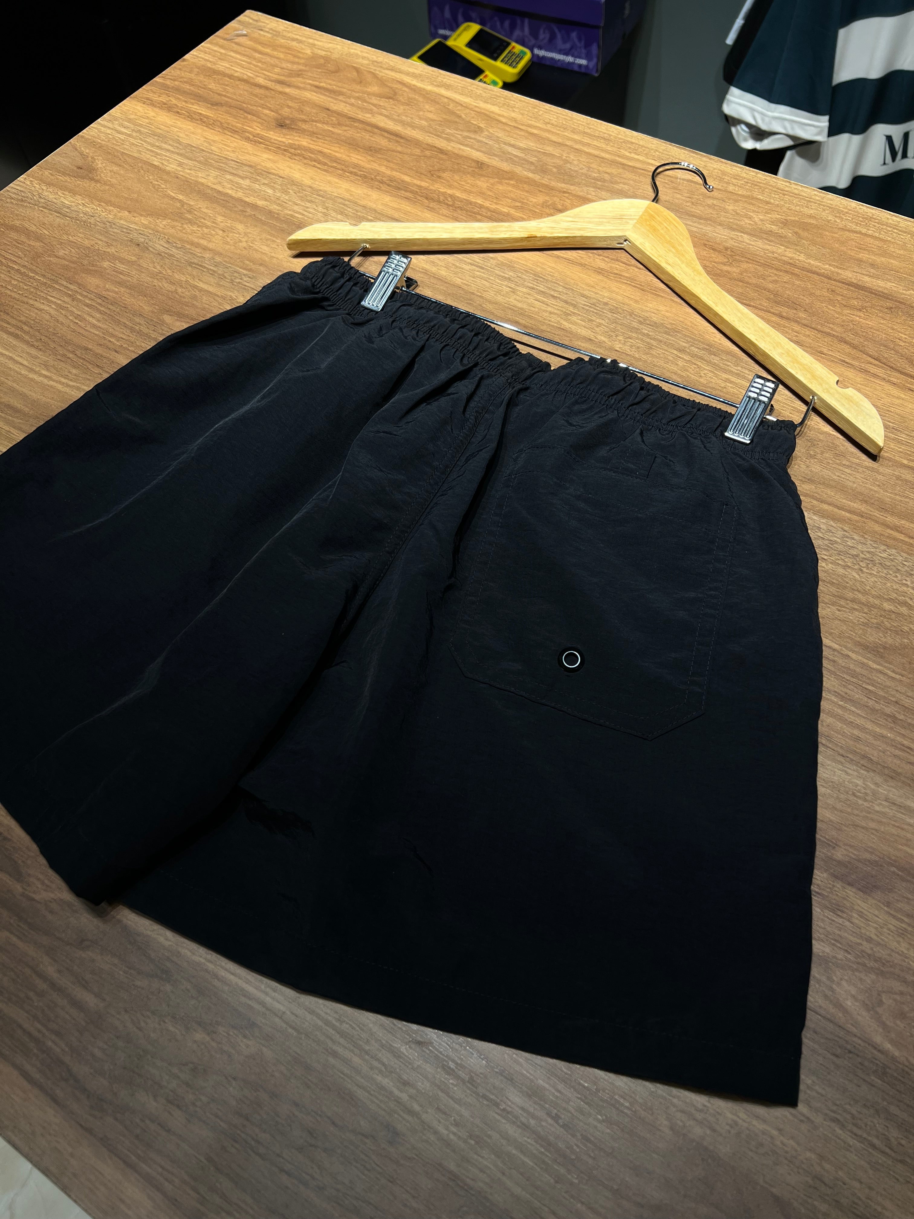 SHORTS GOLD BASIC BLACK
