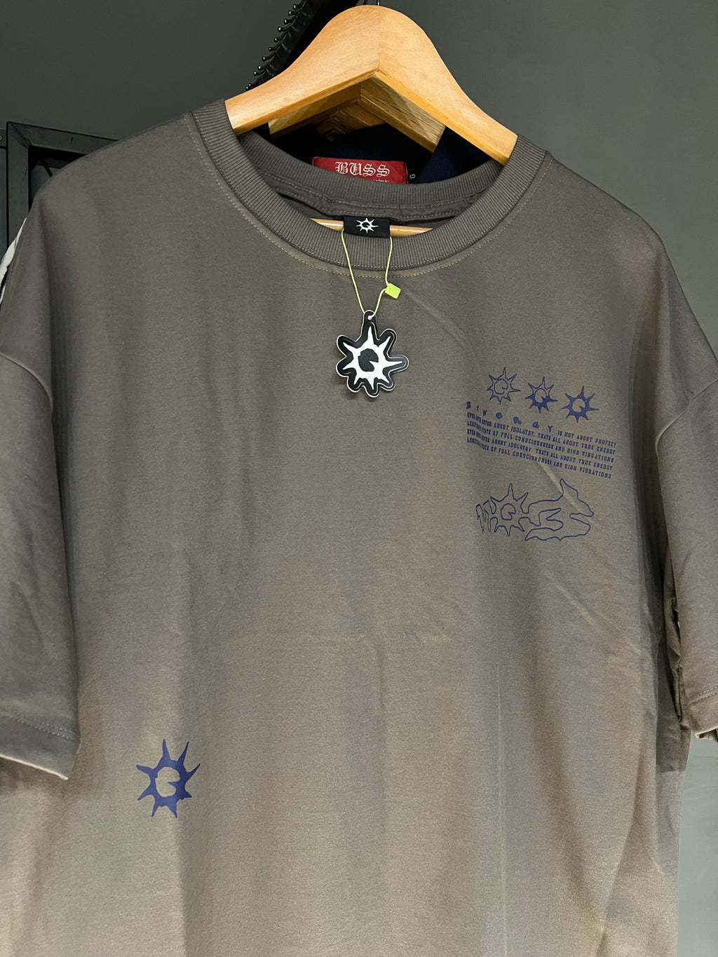 CAMISA MOB FLEUR BOXY CINZA