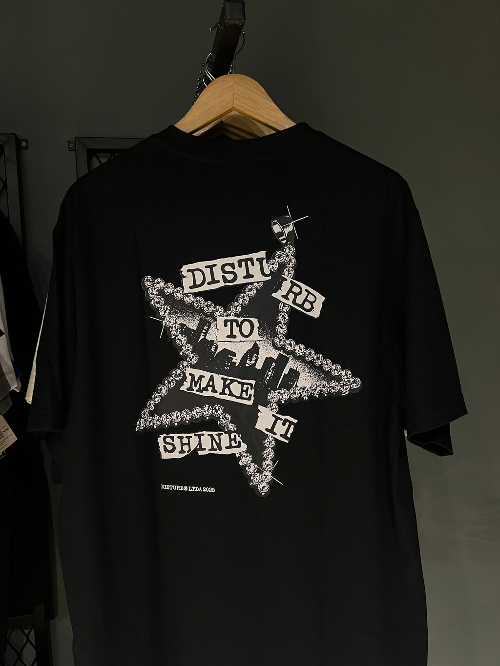 CAMISA DISTURB SHINY BLACK
