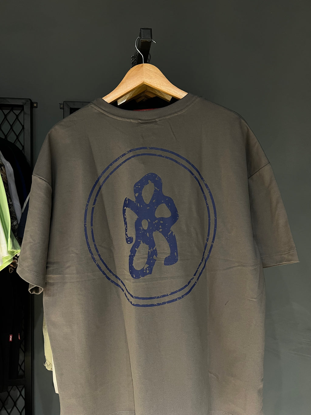 CAMISA MOB FLEUR BOXY CINZA